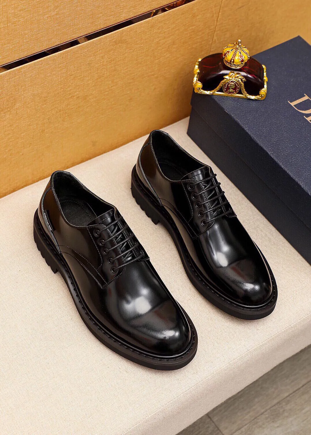 Men's shoes 💰580💐 Product trademark: Dior "Dior" business leather shoes Regular size: 39-44 (38.45🉑️customized) Product materials: Selected Italian imported first-layer open-edge beaded cowhide upper, imported water-dyed 🐂 cowhide lining. Strong three-dimensional visual effect, original outsole Color: 3 colors optional